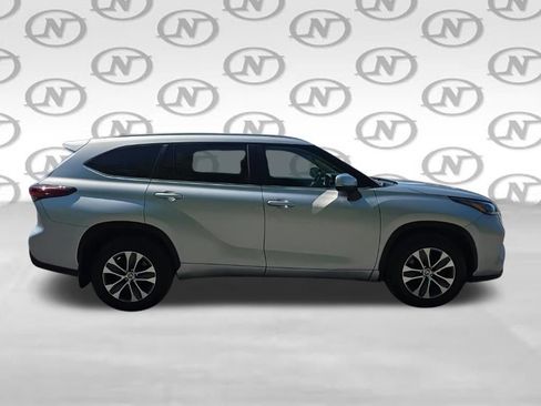 Used 2024 Toyota Highlander XLE AWD/4WD image 12