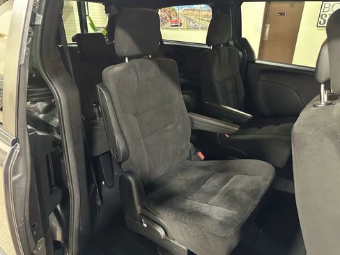 Used 2017 Dodge Grand Caravan SE image 27