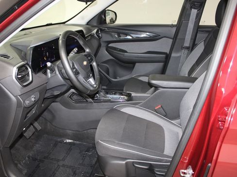 Used 2025 Chevrolet TrailBlazer LT w/ LT Cold Weather Package FWD image 21