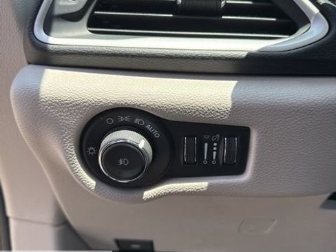 Used 2022 Chrysler Pacifica Touring-L image 22