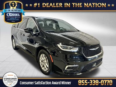 Used 2025 Chrysler Pacifica Select