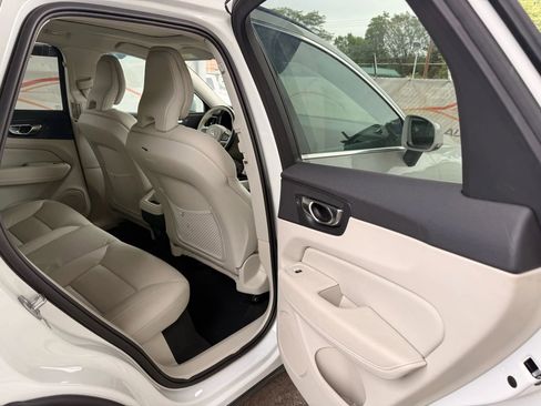 Used 2022 Volvo XC60 B5 Momentum image 21