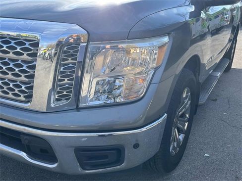 Used 2019 Nissan Titan SV w/ SV Convenience Package image 9