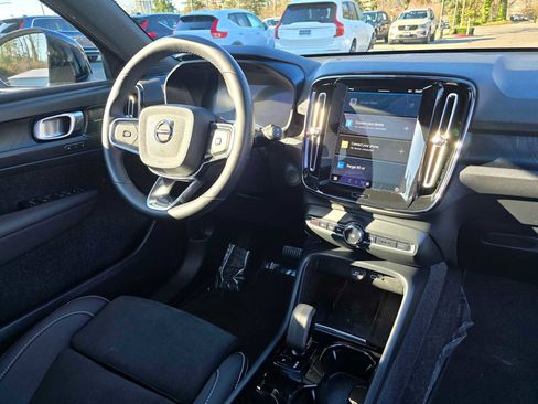 Used 2023 Volvo XC40 Recharge Ultimate image 13