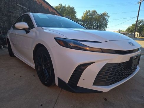 Used 2025 Toyota Camry SE FWD image 3