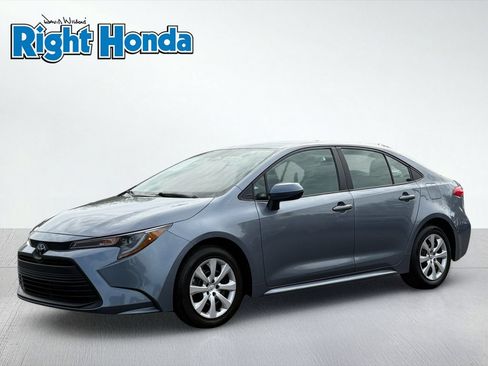 Used 2025 Toyota Corolla LE FWD image 2