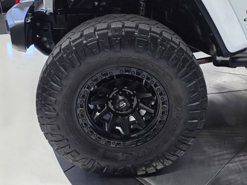 Used 2023 Jeep Gladiator Rubicon w/ Cold Weather Group image 16