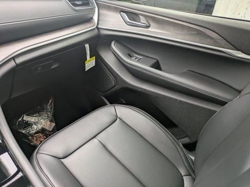 New 2025 Jeep Grand Cherokee L Limited w/ Black Appearance Package image 17