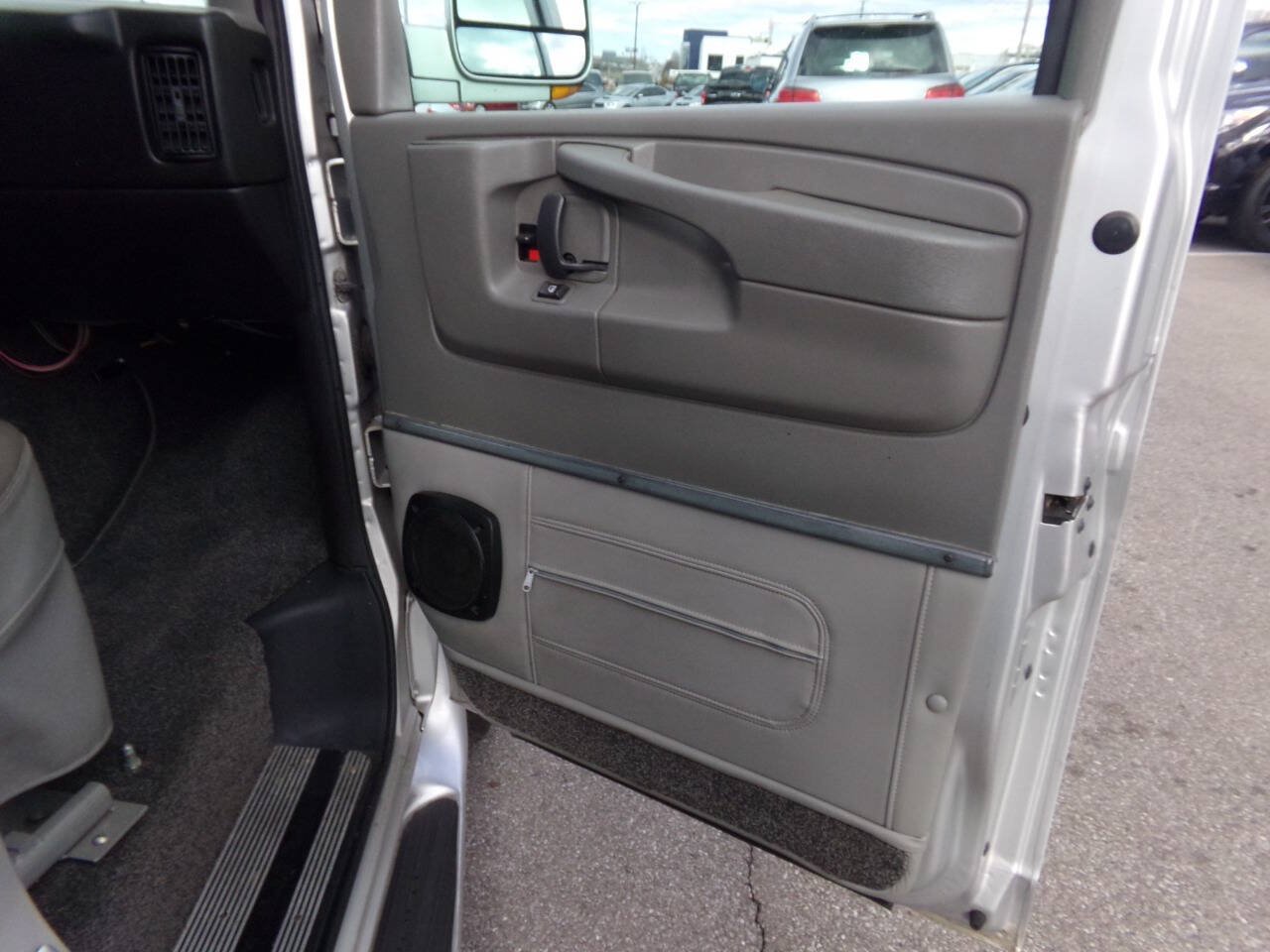 Used 2010 GMC Savana 1500 w/ Preferred Equipment Group RWD image 33