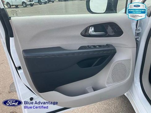 Used 2024 Chrysler Pacifica Limited image 17