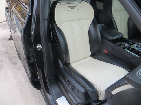 Used 2018 Bentley Bentayga image 26