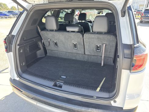 Used 2024 GMC Acadia Elevation image 31