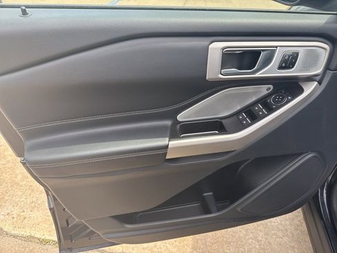 Used 2022 Ford Explorer Limited w/ Limited Technology Package image 9