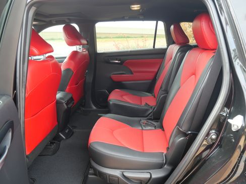 Used 2023 Toyota Highlander XSE image 8