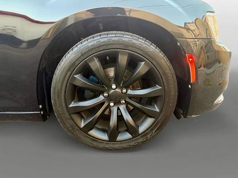 Used 2018 Chrysler 300 Touring w/ Chrome Appearance Package image 21