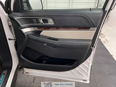 Used 2016 Ford Explorer Platinum image 41