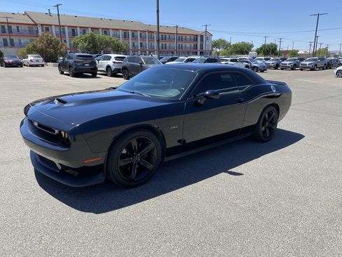 Used 2019 Dodge Challenger R/T w/ Driver Convenience Group RWD image 37