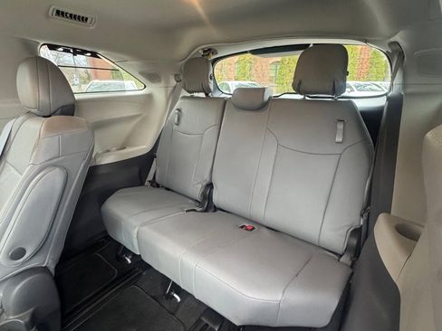 Used 2021 Toyota Sienna Limited image 11