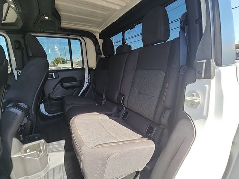 Used 2024 Jeep Gladiator Mojave AWD/4WD image 23