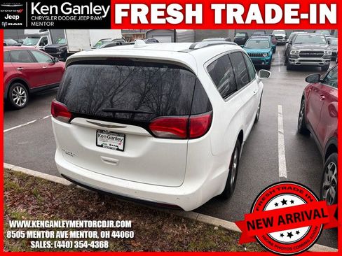 Used 2017 Chrysler Pacifica Touring-L Plus image 10