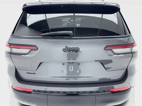 Used 2023 Jeep Grand Cherokee L Laredo image 11