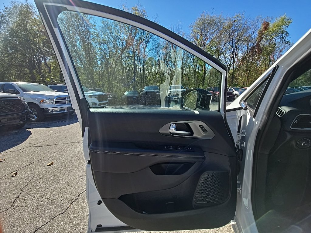 Used 2025 Chrysler Pacifica Select FWD image 26