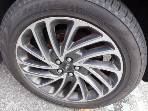 Used 2020 Lincoln Nautilus Reserve image 11