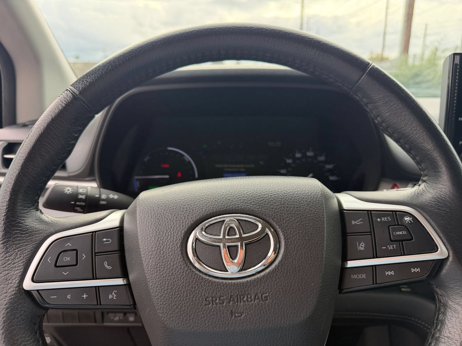 Used 2025 Toyota Sienna XLE FWD image 27