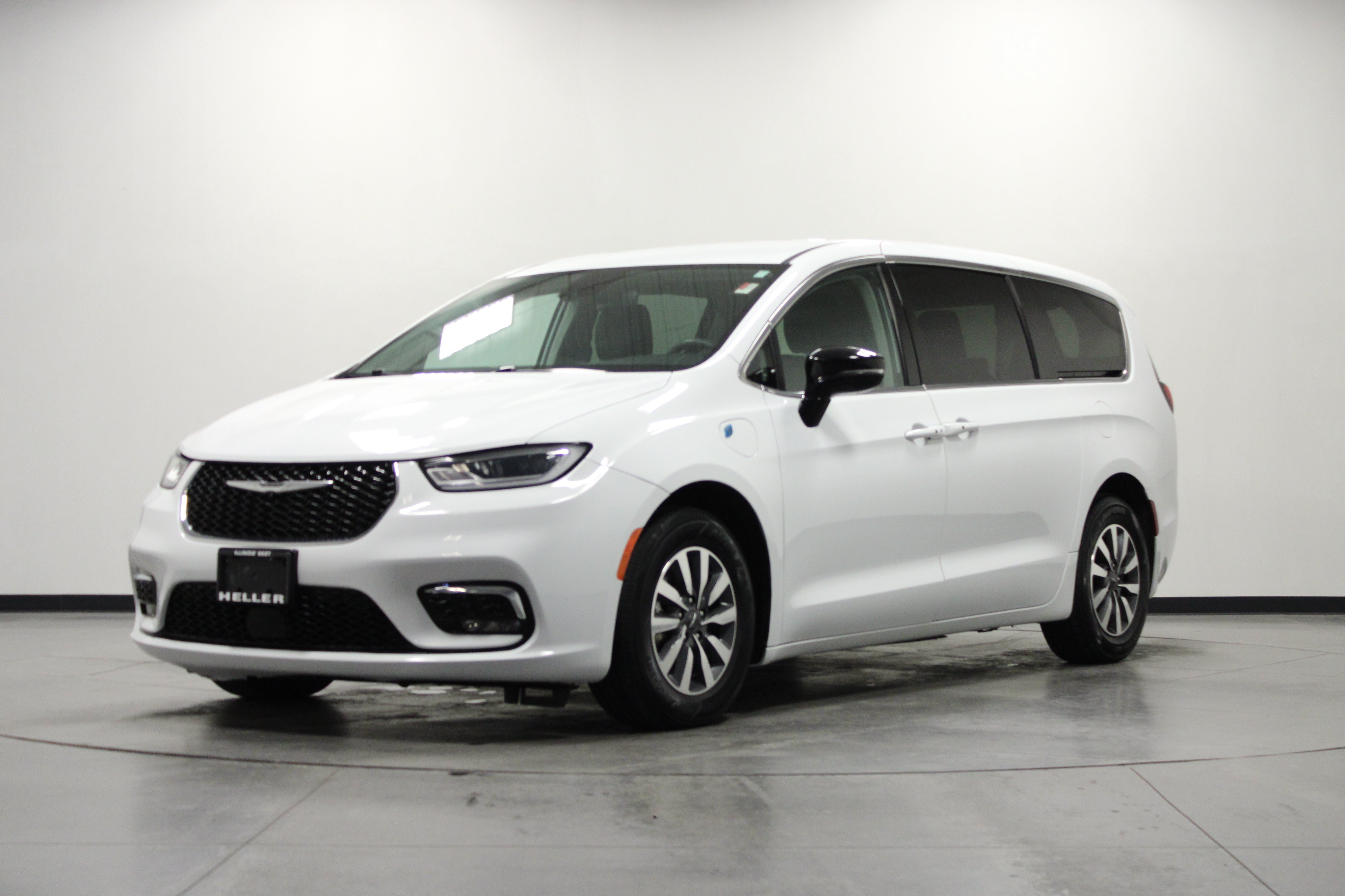 Used 2024 Chrysler Pacifica Limited FWD image 8