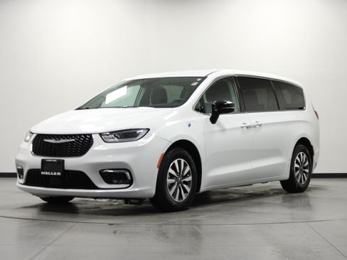 Used 2024 Chrysler Pacifica Limited FWD image 8