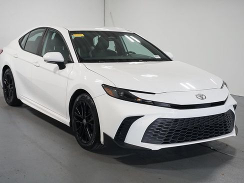 Used 2025 Toyota Camry SE FWD image 3