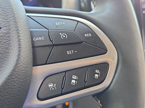 Used 2023 Chrysler Pacifica Touring-L FWD image 23
