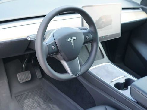 Used 2022 Tesla Model Y Long Range AWD/4WD image 8