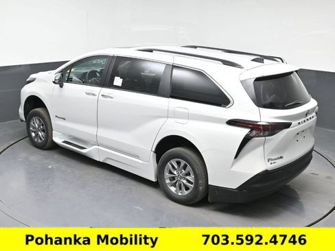 Used 2026 Toyota Sienna XLE FWD image 15