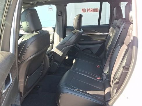 Used 2025 Jeep Grand Cherokee Limited w/ Black Appearance Package AWD/4WD image 8