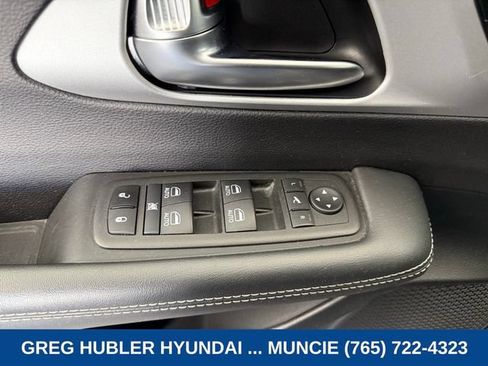 Used 2025 Chrysler Pacifica Limited FWD image 24