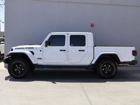 Used 2025 Jeep Gladiator Sport AWD/4WD image 2