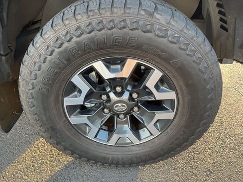 Used 2016 Toyota Tacoma TRD Off-Road image 9