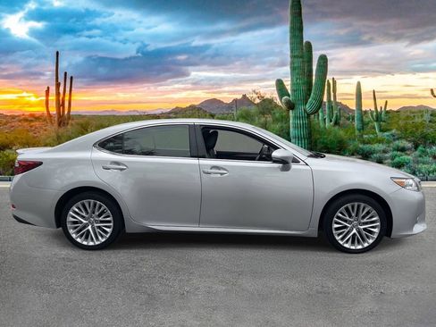 Used 2013 Lexus ES 350 w/ Luxury Pkg FWD image 2