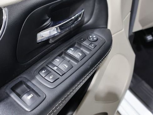 Used 2019 Dodge Grand Caravan SXT w/ Driver Convenience Group FWD image 14