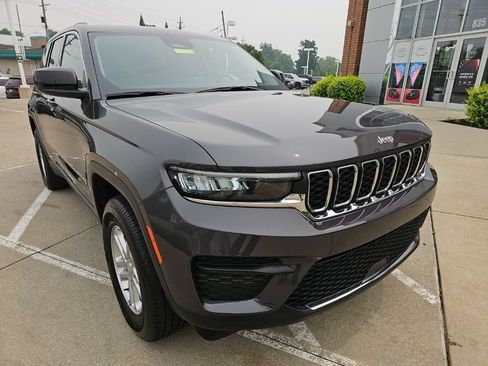 Used 2023 Jeep Grand Cherokee Laredo AWD/4WD image 3