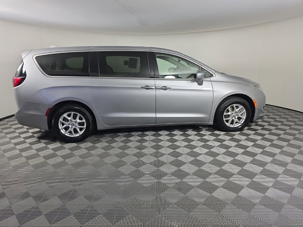 Used 2020 Chrysler Pacifica Touring w/ Cold Weather Group FWD image 6