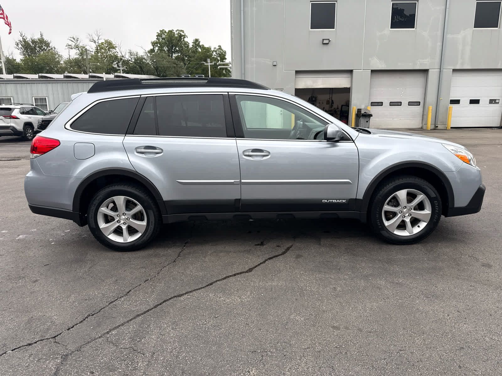 Used 2014 Subaru Outback 2.5i Limited AWD/4WD image 2