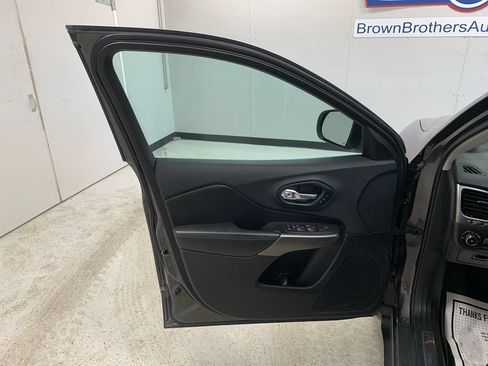 Used 2019 Jeep Cherokee Limited w/ Technology Group AWD/4WD image 16