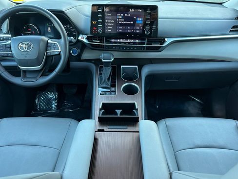 Certified 2024 Toyota Sienna XLE image 17