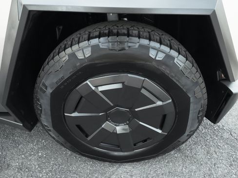 Used 2025 Tesla Cybertruck AWD Crew Cab image 9