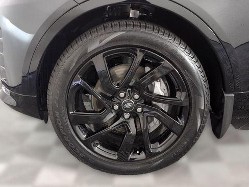 Used 2025 Land Rover Discovery Dynamic SE image 11