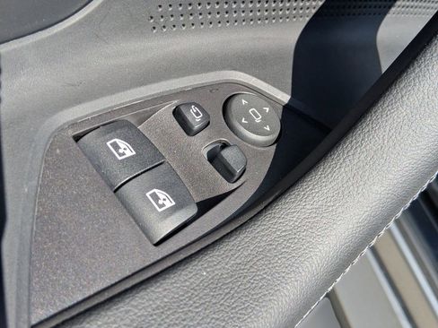 Used 2025 BMW 230i Coupe w/ Convenience Package image 21