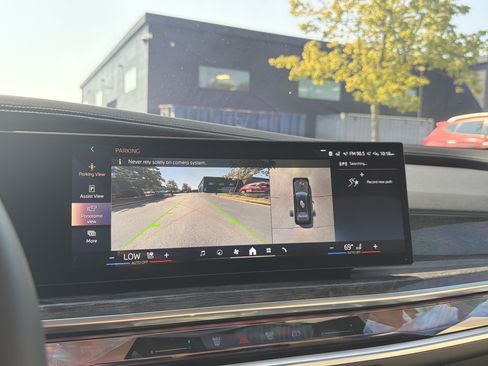 Used 2023 BMW i7 xDrive60 AWD/4WD image 21