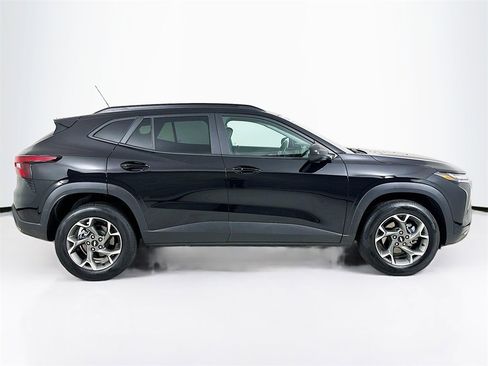 Used 2025 Chevrolet Trax LT w/ LT Convenience Package image 5